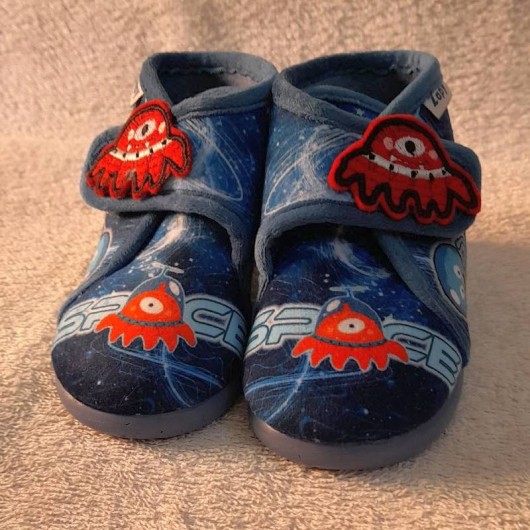 Капці для хлопчика темно-сині із малюнком